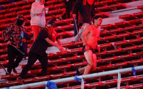 Peleas entre barras empañaron la llave entre Independiente y Universidad de Chile en la Copa Sudamericana.