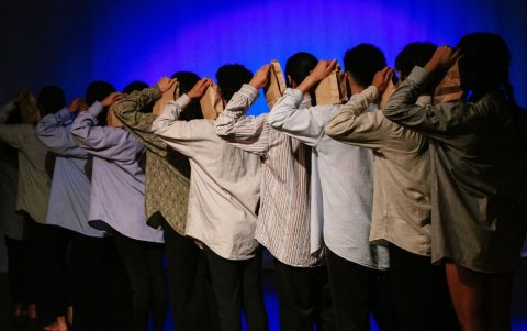 Con 12 intérpretes en escena, la obra invita a reflexionar sobre la decadencia de la modernidad y la posibilidad de redescubrir lo humano en comunidad.