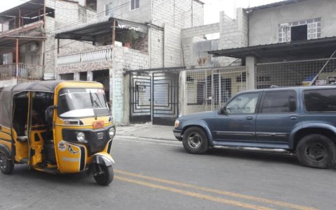 El sitio del atentado con explosivos, en el suburbio de Guayaquil.