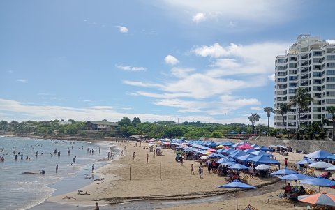 Las aguas servidas se mezclan con el mar en este punto de Playas.