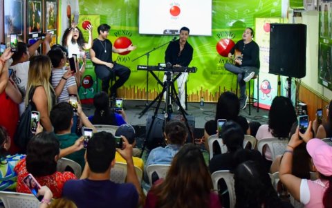 Entre gritos y aplausos los fanáticos coreaban las canciones de Maykel y Ren Kai al unísono.