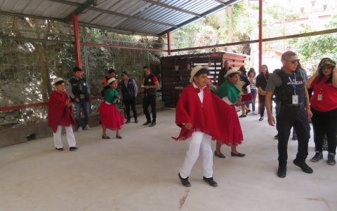 La plaza central cobra vida con actividades tradicionales.