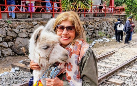 Turistas como Gina Zevallos viajaron desde Guayaquil para vivir la experiencia en el tren y las localidades que recorre la ruta.
