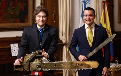 Javier Milei sostiene una motosierra mientras Daniel Noboa porta un machete durante la ceremonia simbólica
