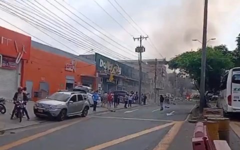 Al fondo se observa una de las zonas afectadas por el ataque explosivo en Cali.