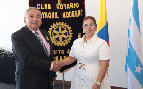 El nuevo presidente, Víctor León, y su antecesora, Emperatriz Coronel.