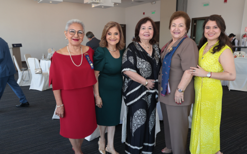 Violeta Villamar, Sonia de Salas, Esperanza de Bajaña, Isabel de León y Lisette Bajaña.