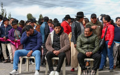Fotografía que muestra agentes de inteligencia retenidos este jueves, en Tocazo (Ecuador).