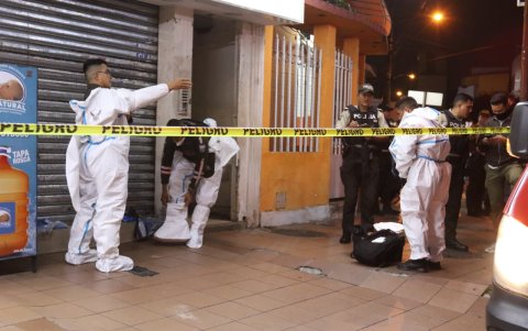 Personal de Criminalística realiza el levantamiento del cuerpo del periodista en el norte de Guayaquil.