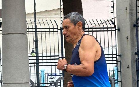 Fausto Suqui corre todos los días una hora en el Malecón 2000