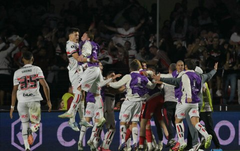 Jugadores de Sao Paulo festejan tras eliminar al Atlético Nacional en la tanda de penaltis.