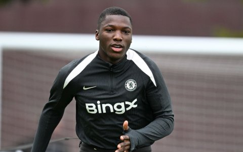 Moisés Caicedo comandará el medio campo del Chelsea.