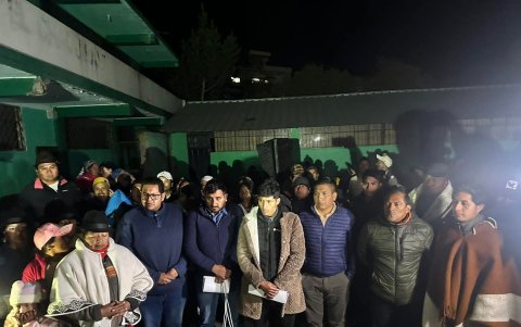 Los policias fueron entregados a  una comision conformada por el Defensor Publico de Cotopaxi, La Cruz Roja y el Teniente Politico de Toacaso.