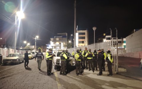 En los exteriores del complejo judicial de Latacunga existió presencia de policías mientras se realizaba la audiencia.