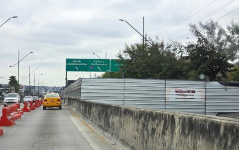 La Prefectura del Guayas dispuso el 15 de agosto que el Municipio retire las planchas y otros materiales en un plazo de 5 días. El plazo se cumplió y todo sigue igual.