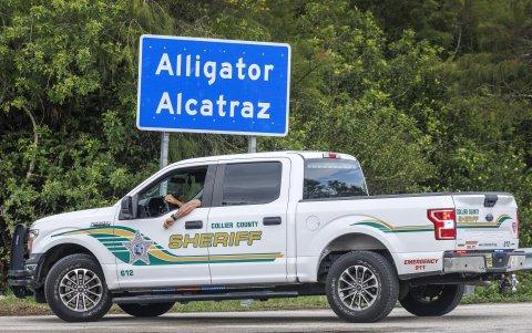 Un alguacil que custodia la entrada del centro de detención Alligator Alcatraz durante una vigilia en Ochopee, Florida.