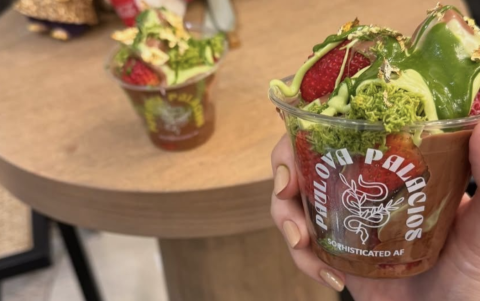 Paulova Palacios incorpora chocolate Dubái en su cafetería de especialidad , con fresas y milkshakes cremosos evocando lujo y convirtiéndolo en tendencia.