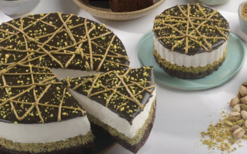 Sorbetto transforma el chocolate Dubái en helado: textura suave, centro de pistacho y cobertura crujiente.