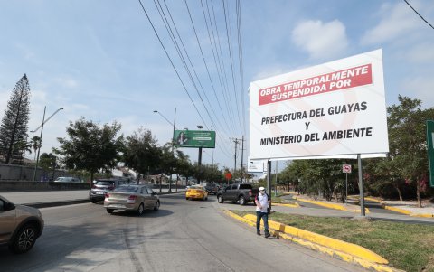 El cabildo asegura que desmontar las planchas generaría un perjuicio económico, al intervenir nuevamente en una obra paralizada.