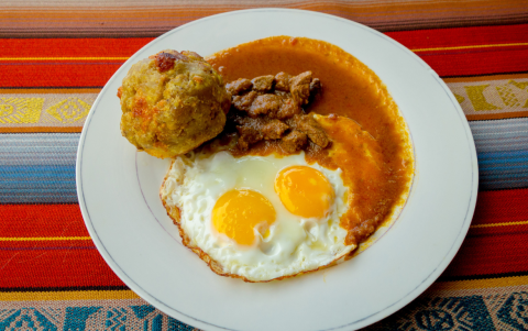 Ecuador defiende su sabor con el bolón: una delicia hecha de plátano verde, queso y chicharrón.