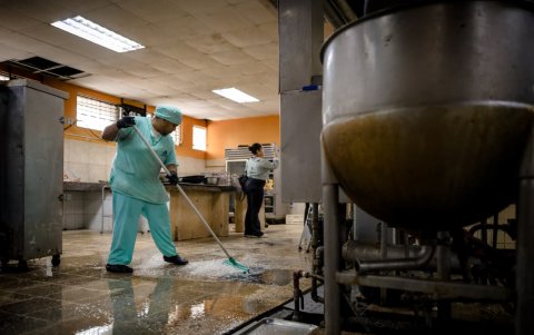 Áreas sensibles como la cocina no han sido remodeladas y la presencia de vendedores ambulantes genera acumulación de desechos y proliferación de plagas, aseguró Chávez.