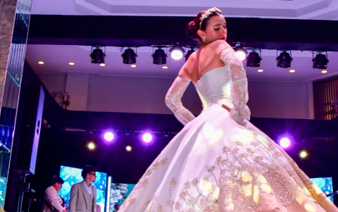 El evento incluyó desfiles de trajes de novia.