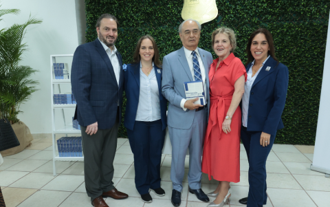 Abelardo García y su esposa, Guiomar de García (en el centro), con sus hijos Abelardo, Daniela y Guiomar.