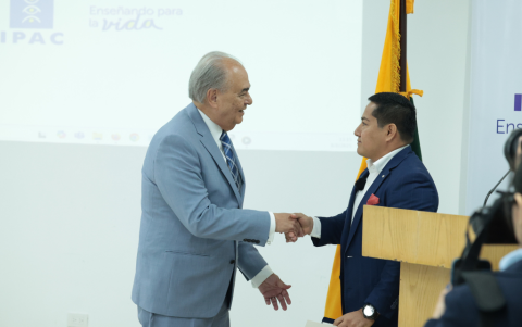 Luis Macas, en representación de la Asamblea Nacional, entrega la Medalla Vicente Rocafuerte al mérito educativo.
