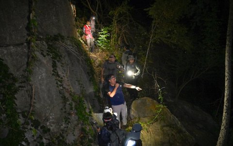 Consultores expertos y conservacionistas buscando nuevas especies en una cueva en el distrito de Phnom Proek en la provincia de Battambang.