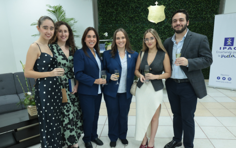 Valeria García, Ana Cristina Jarrín, Guiomar García, Daniela García, Victoria Elizalde y Xavier Molestina.
