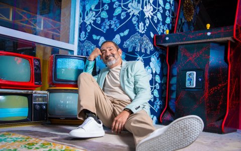 Es el director escénico de la comedia El Cholito Forever.