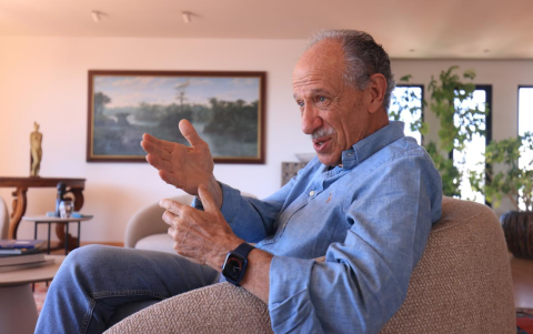 El exalcalde Roque Sevilla se mantiene conectado con Quito; junto a su hija trabaja en De Vuelta al Centro.