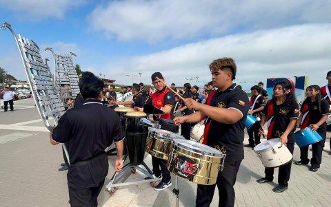 La banda, con sus diferentes instrumentos, entona ritmos de civismo pero también otros como cumbia y música propia y típicas de los pueblos.