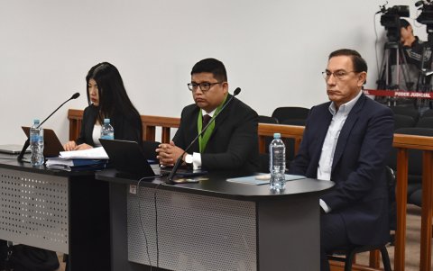 El expresidente de Perú, Martín Vizcarra (d), durante una audiencia en el Séptimo Juzgado de Investigación Preparatoria de la Corte Superior Nacional en Lima.