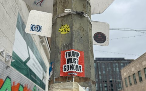 Fotografía que muestra una calcomanía en rechazo a las políticas del presidente de Estados Unidos, Donald Trump, en Washington.