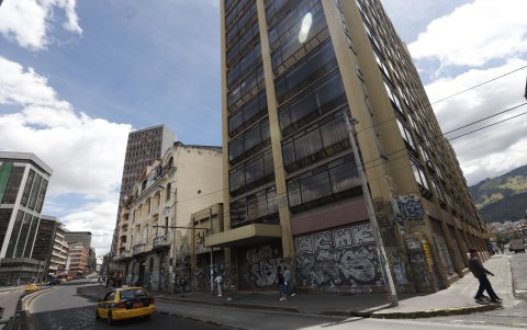 Los bajos de los edificios lucen descuidados. La zona antes comercial tiene más locales cerrados