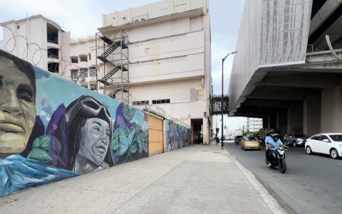 En el exterior de la Casa de la Cultura Ecuatoriana - Núcleo del Guayas, en la avenida Quito, está el mural denominado 'El jardín de las recordadas' de la artista Jennifer Álvarez Cobos.