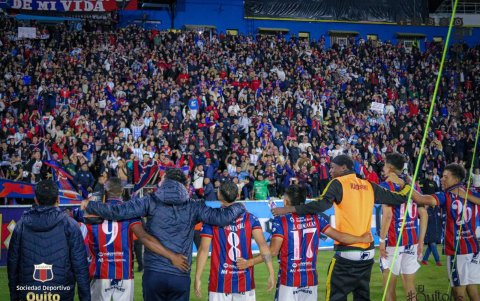 Los jugadores de Deportivo Quito celebran la consecución del título en el campeonato de Pichincha.