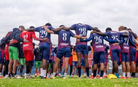 La plantilla azulgrana se reúne antes de iniciar una de las prácticas en el complejo de Carcelén.