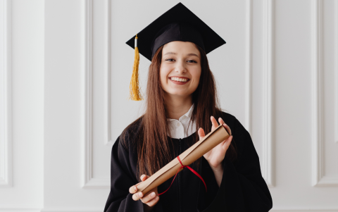 Las postulaciones están abiertas desde el 7 de septiembre de 2025 y se realizan a través del portal oficial formaciongc-posgrados.senescyt.gob.ec.