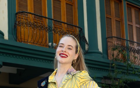 No se considera fashionista. Describe su look como relajado y juvenil.