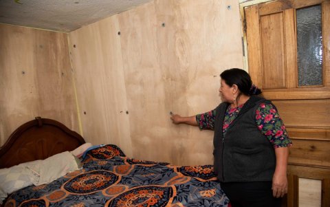 Medidas improvisadas sostienen muros debilitados, pero el riesgo persiste.