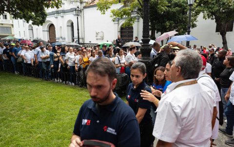 Personas hacen fila durante una jornada de alistamiento de la Milicia Bolivariana de Venezuela, este sábado 23 de agosto en Caracas.
