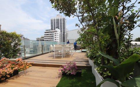 En la terraza de una entidad bancaria, en el centro de Guayaquil, se adecuó el espacio con vegetación para reuniones y recreación del personal.