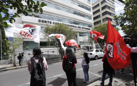 Gremios y sindicatos se concentraron en los exteriores de la Corte Constitucional, en Quito, durante la audiencia contra la Ley de Solidaridad Nacional.