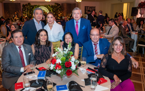 Elio Wong, Alexandra Magnalardo de Wong, Eduardo Barrera, Juan Carlos Argenzio, Cinia Barquet de Argenzio, Carmen de Barrera, Roberto Palacios y Susana de Palacios.