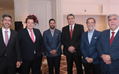 Francisco Briones, Pablo Guevara, Mario Orellana, Mauro Toscanini , Luis Alberto Salvador y Francisco Jarrín.