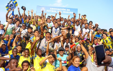 Fiesta de Astillero FC jugadores, dirigentes, familiares en el festejo.