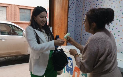 Mercy Zambrano es la segunda generación de la heladería Coco Rico que continúa el legado de su madre.