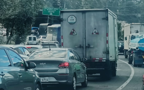 Producto del accidente de tránsito se registra una fuerte congestión vehicular en la av. Simón Bolívar y Autopista General Rumiñahui.